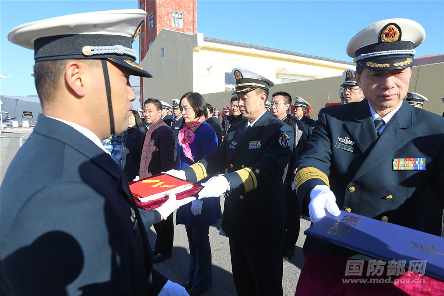 刘子柱司令员宣读命名命令郭金辉 摄东港舰入列命名授旗仪式