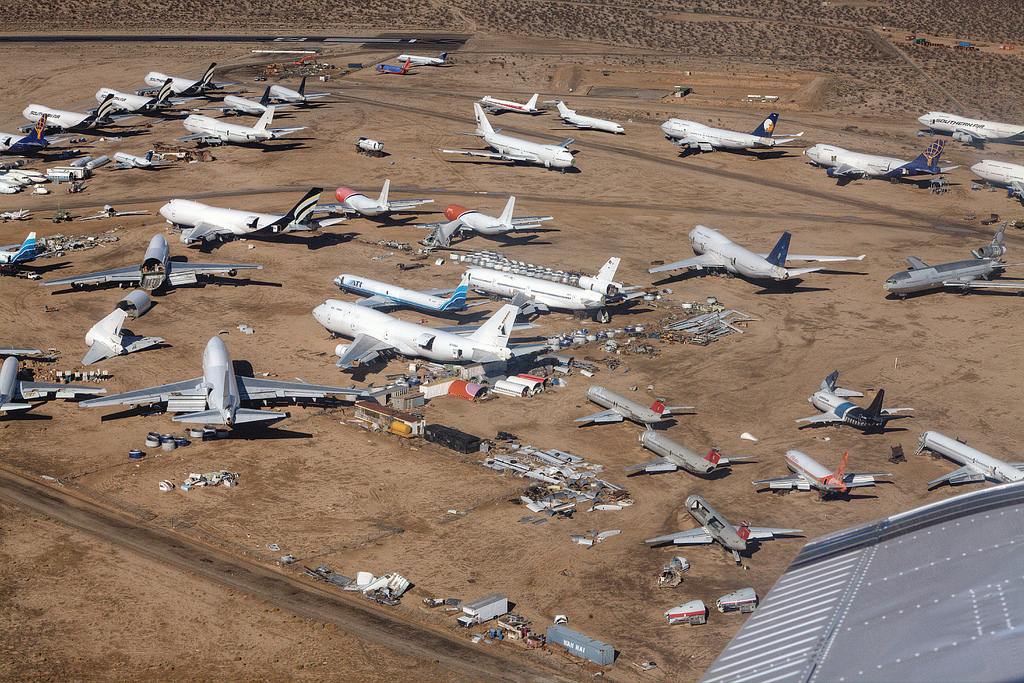 intel在沙漠飞机坟场举办了一场特别的无人机比赛