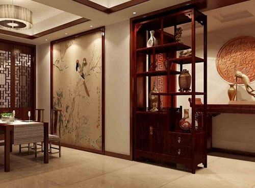 新古典风格的家装设计,利用博古架作为客厅隔断,既很好的区分空间