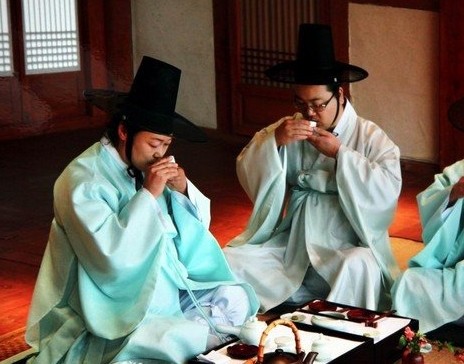 韩国饮酒习俗—右尊左卑博大精深的中华文化也体现在酒文化上