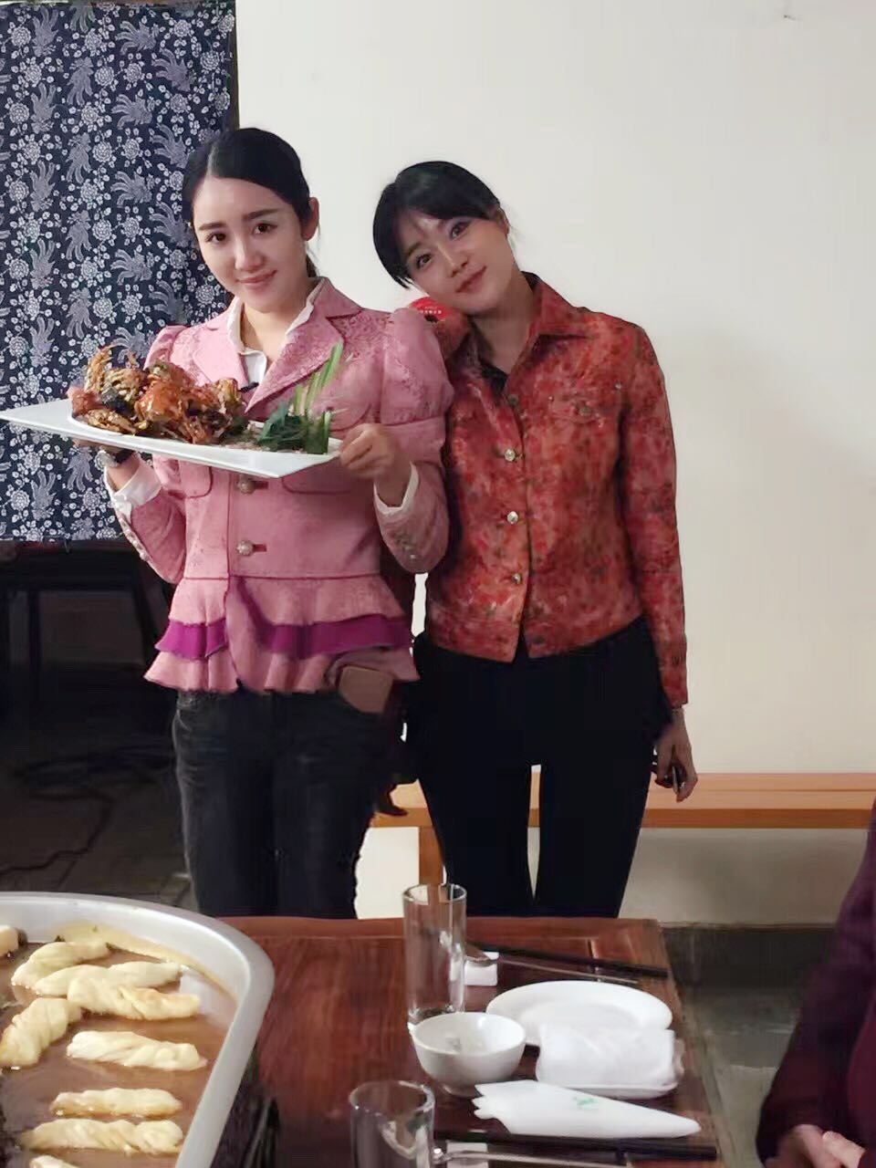 周忆丹加盟《亚洲旅游小姐》野外生存大秀厨艺