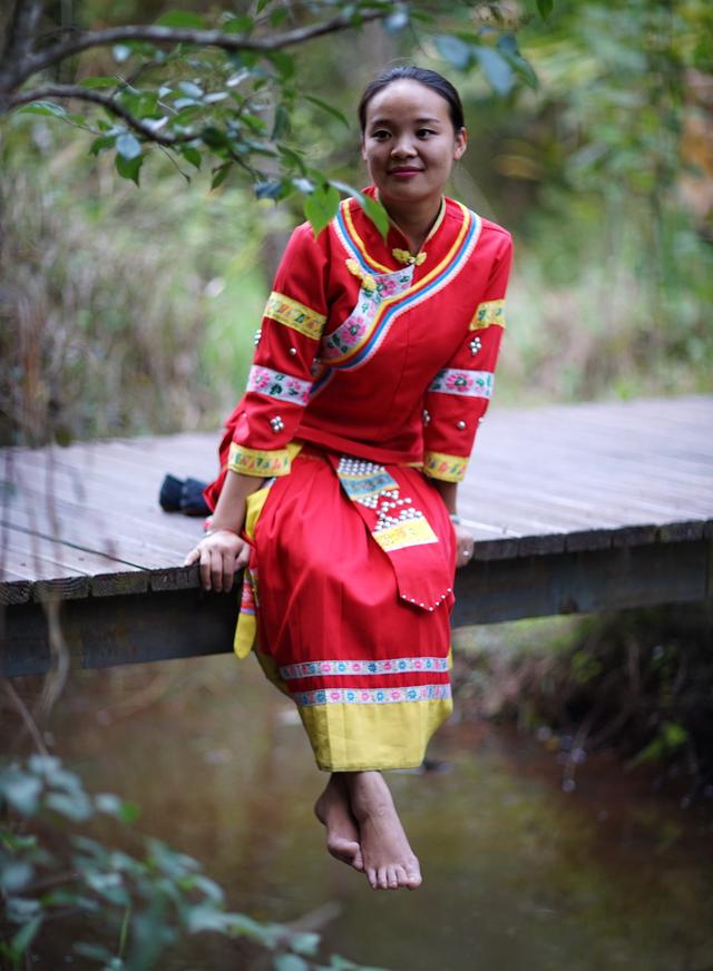 红河哈尼族女孩图片