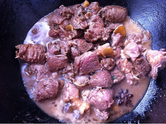 牛肉入味最好是用高压锅炖煮,所以将其放入电高压锅内桶中,按下牛