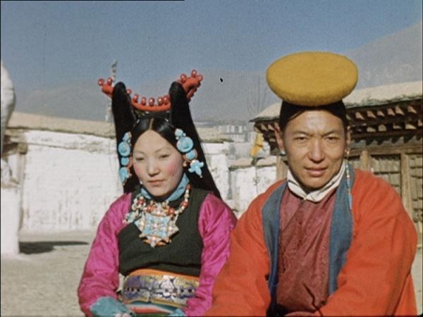 三世王后的父亲为不丹首相,母亲为锡金公主,外婆是拉萨贵族小姐