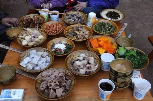 昆明郊区的杀猪饭,是你们城里人羡慕不来的!