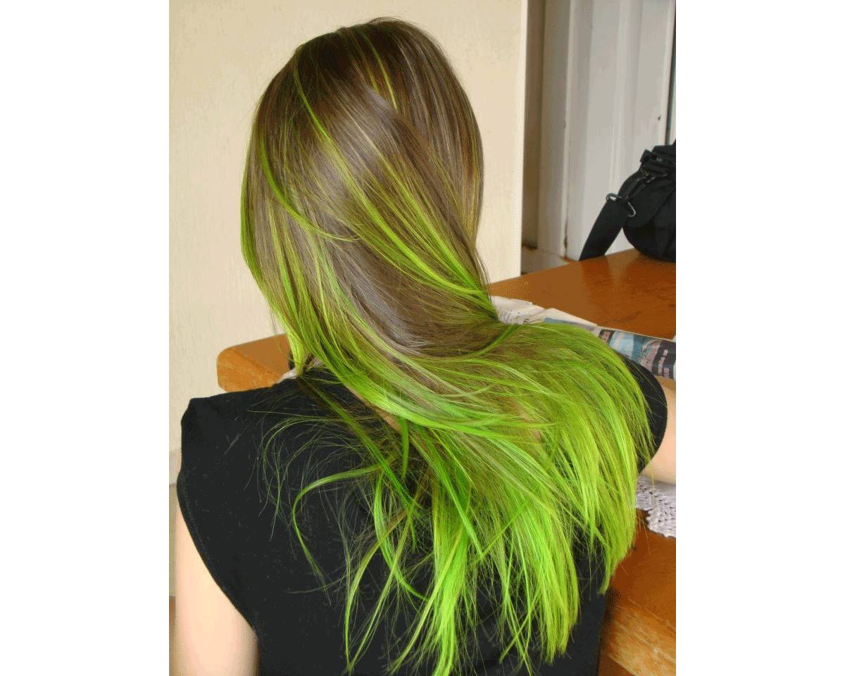草绿色偏黄调,长发的妹子可以染个冷棕色挑再染草绿,这样是不是很美丽