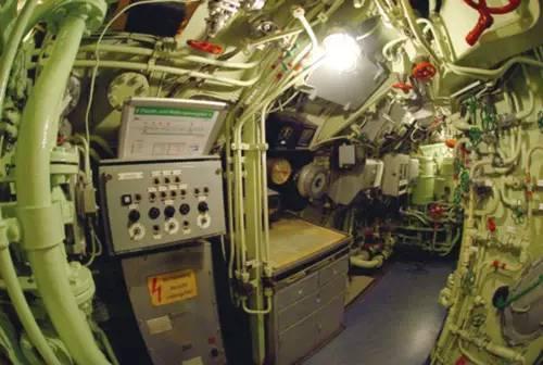看看整艘潜艇的中枢——指挥舱,图中是领航员的岗位,注意照明灯下方的