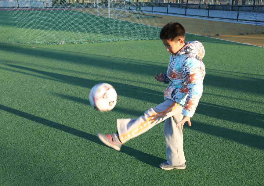 【一起玩】校园足球游戏:迎面颠球接力