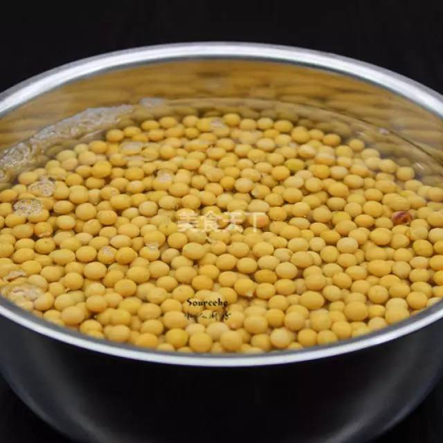 泡好的黄豆,捞出沥干水,放入锅中煮熟;4