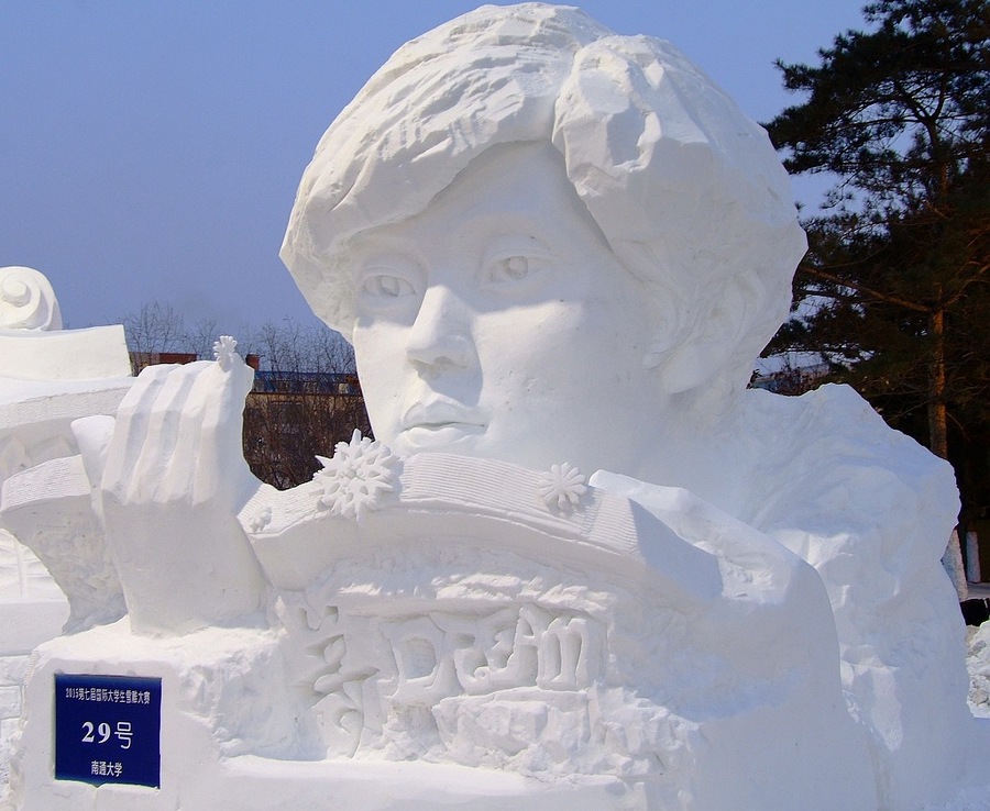 雪雕人物图片