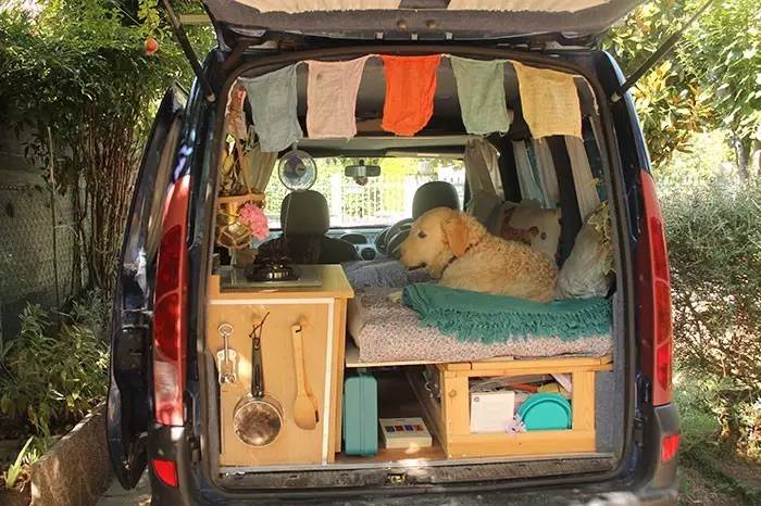 为了能带爱犬一起去旅行,女子将面包车改造成房车