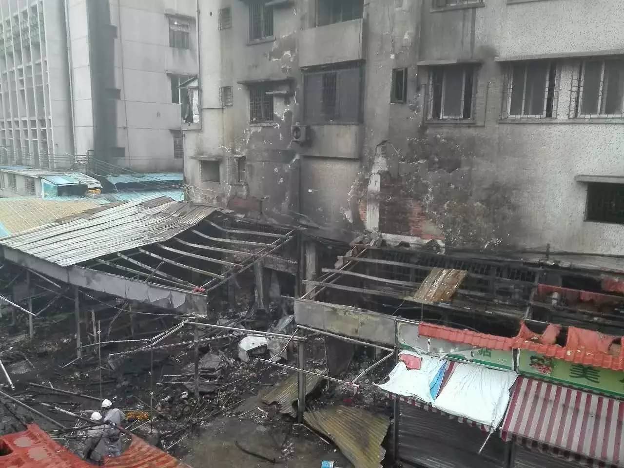 禅城华安市场突发大火,多家店铺被烧毁