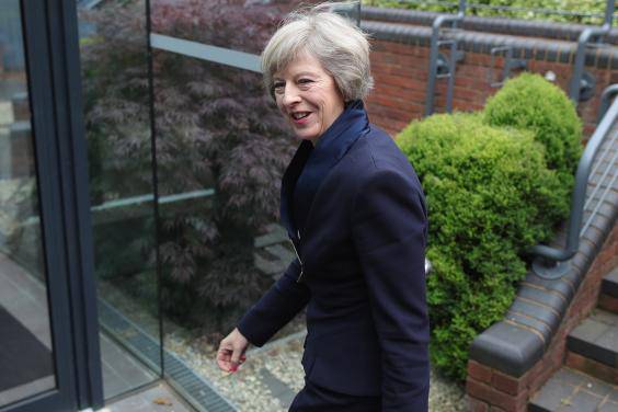 英国首相梅姨比90岁的女王更潮!豹纹,项链,皮裤…一个大写的时尚icon!