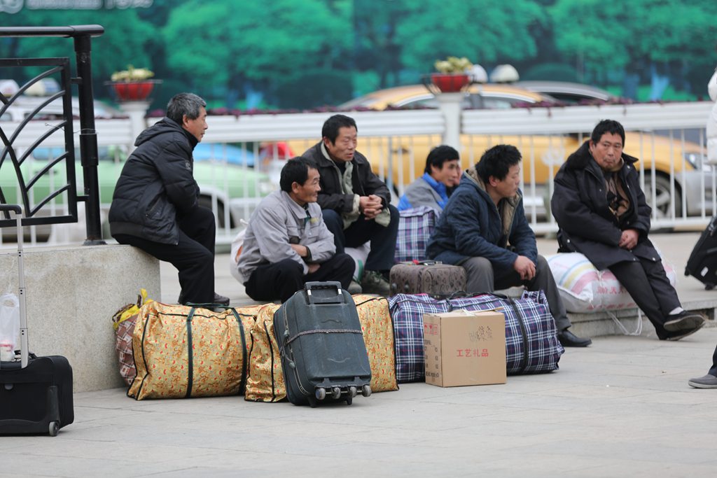 春运将近农民工踏上返乡路