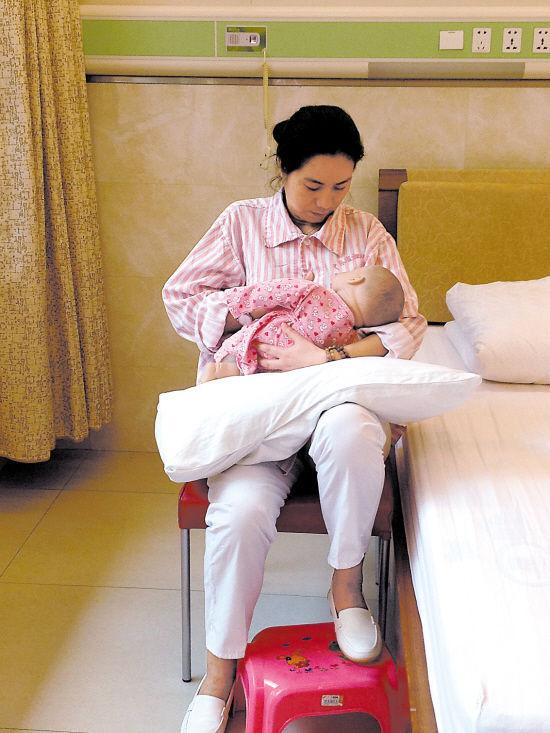 在宝宝身下垫一个垫子,哺乳起来会更轻松