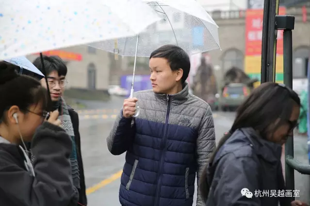 老師們貼心地為學生撐傘,棒棒的喲