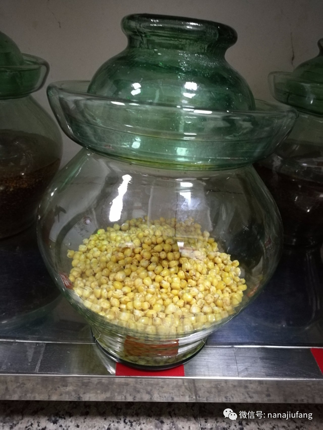 做到每颗玉米都要拌有酒曲,否则会影响发酵搅拌完后装桶密封盖起