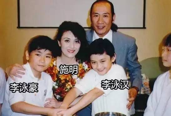 生佐挛生子李泳豪及李泳汉.