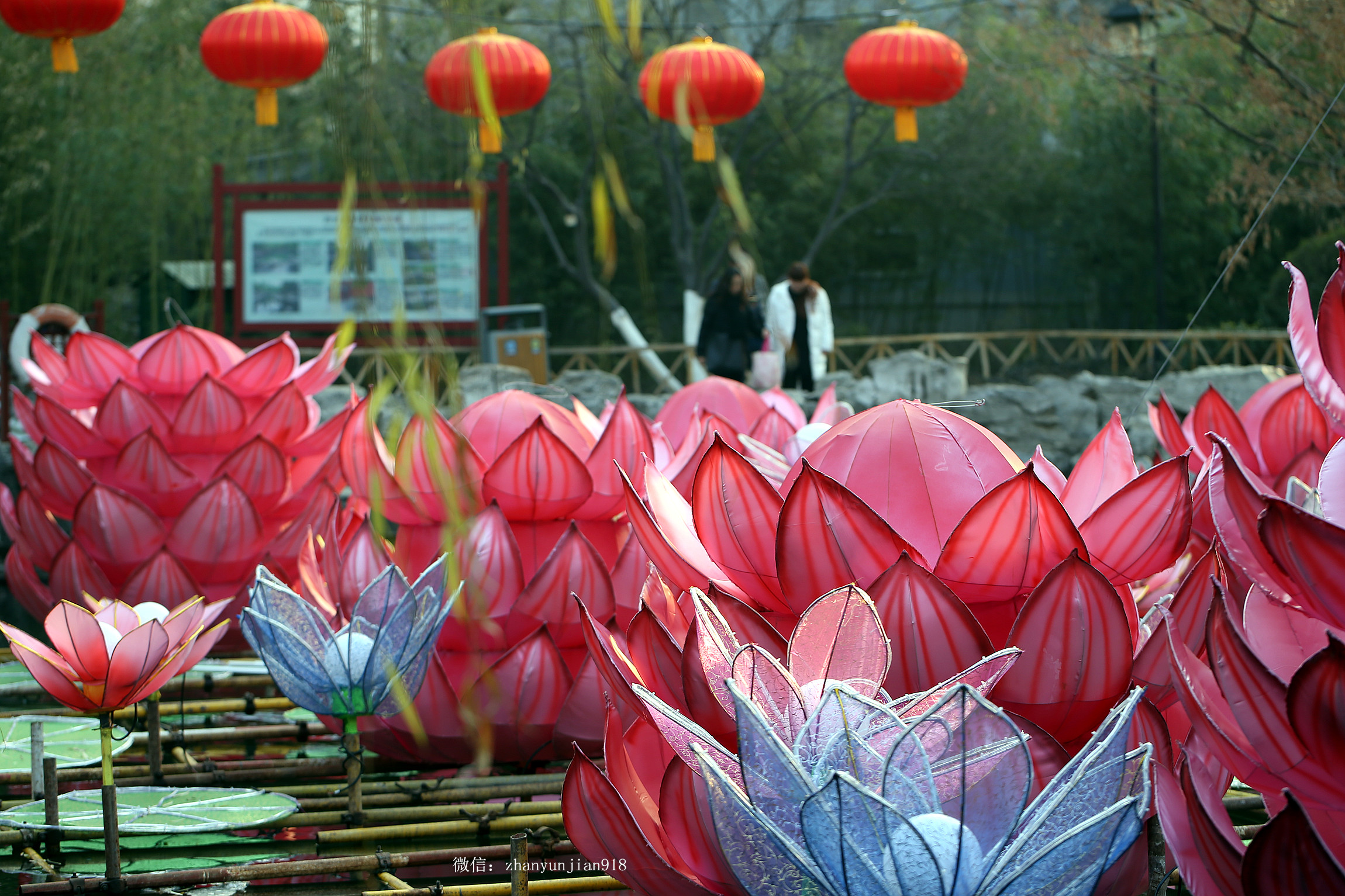 济南趵突泉花灯探班:工人加班加点制作花灯