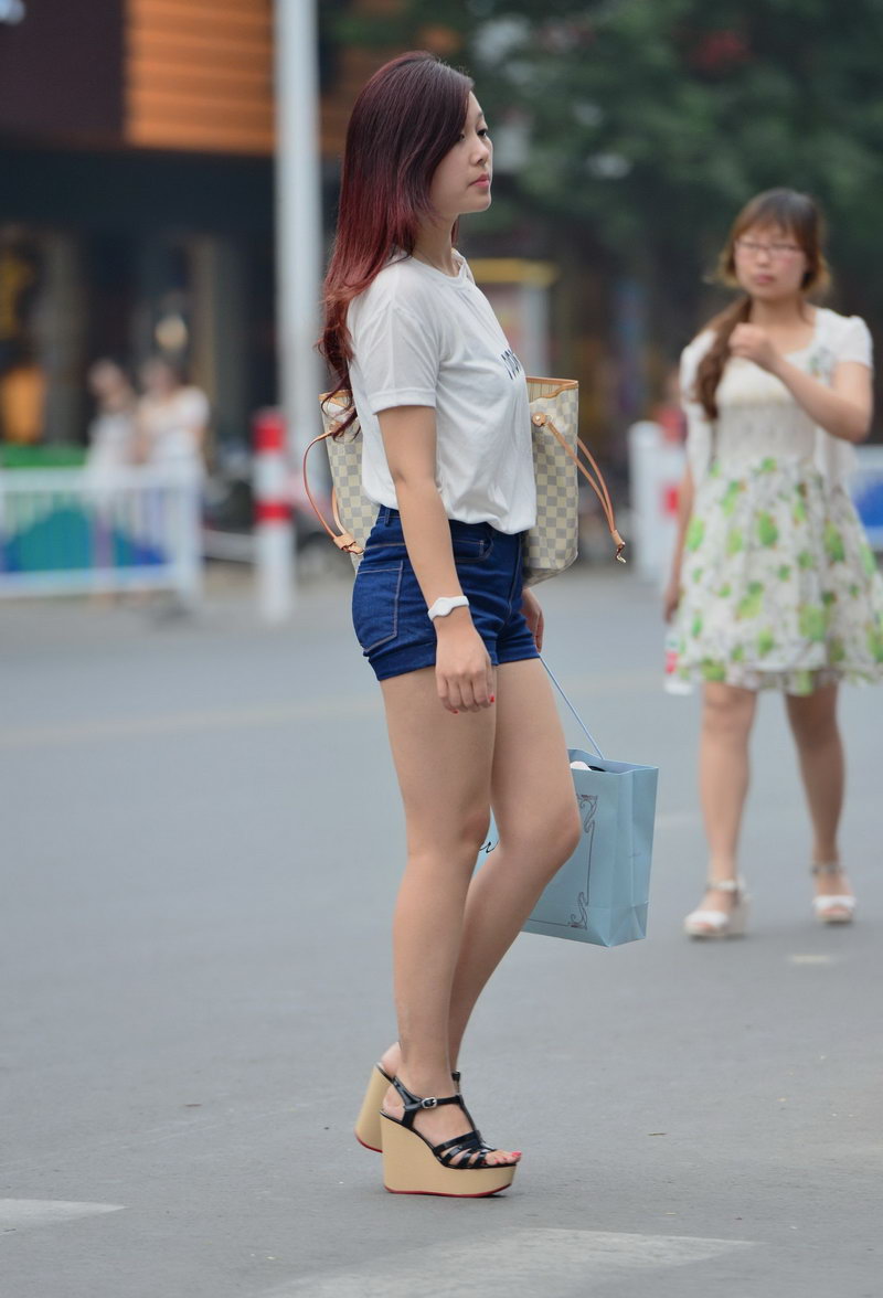 街拍:超市门口街拍的牛仔短裤美女