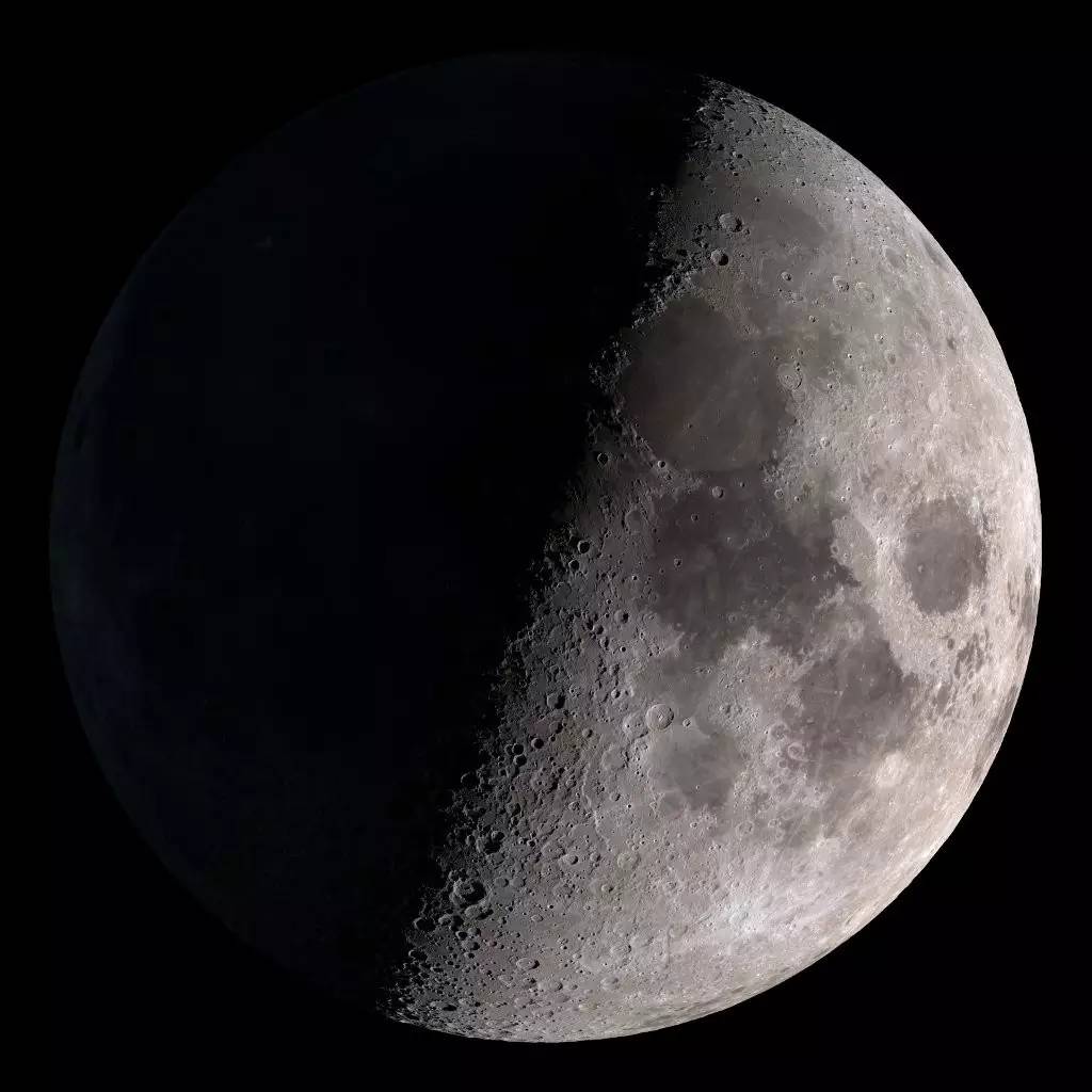 上弦月月面图片
