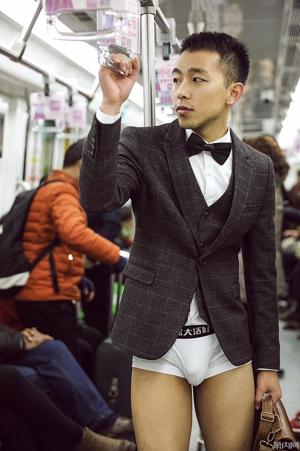 地铁4号线惊现一群不穿裤子的小伙大爷大妈一脸懵
