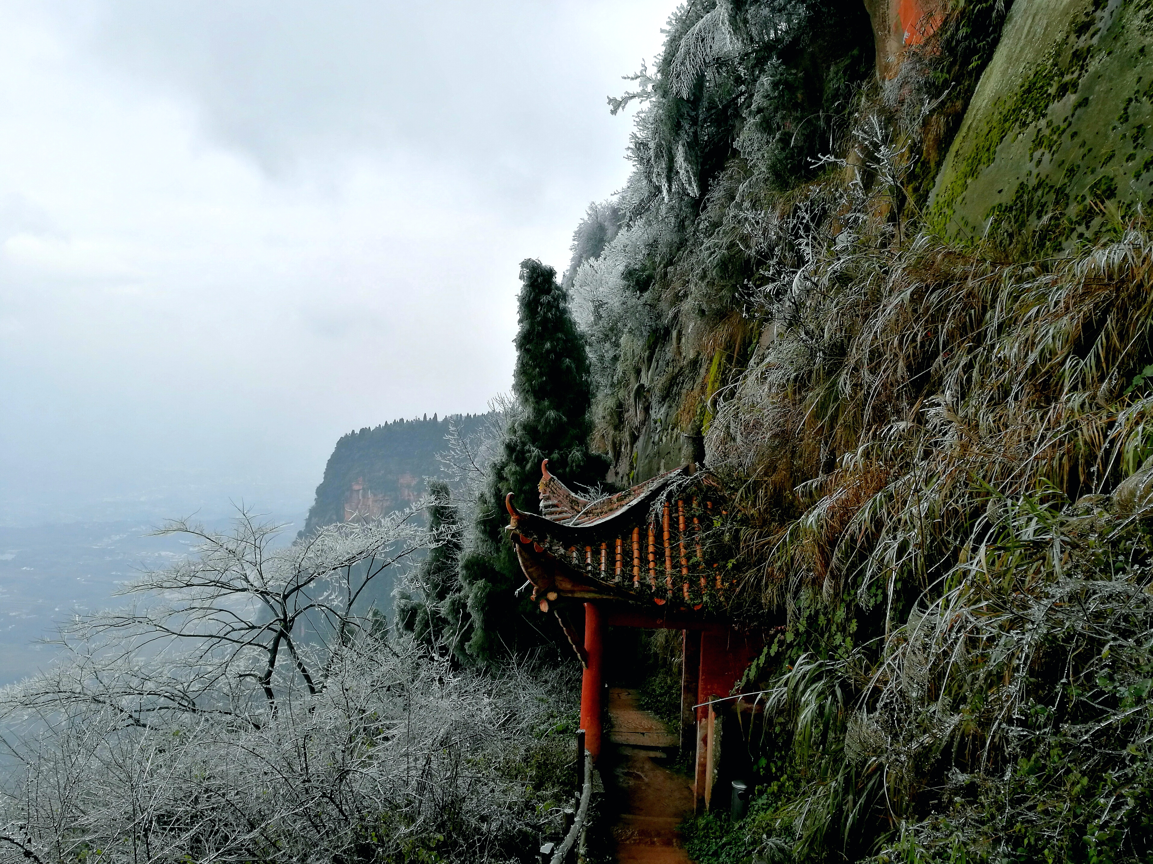 叙永丹山景区位于叙永县城东北约12公里,以红岩霁雪被列入永宁八景