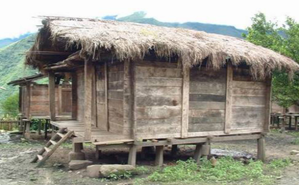 珞巴族房屋多半是木顶,竹顶或草顶的两三层小楼,以石块,木板或竹篱筑
