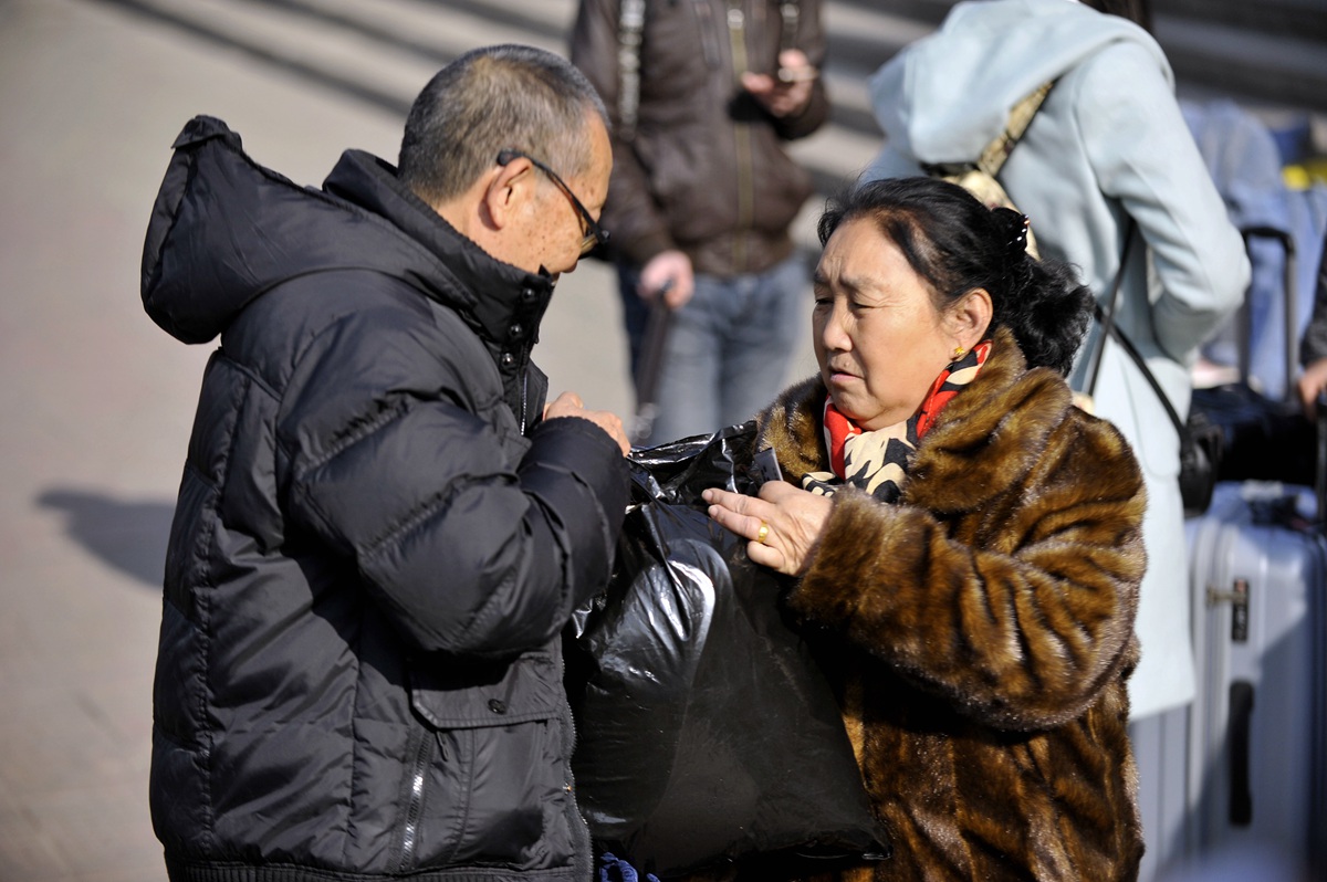 临汾日报记者 闫锐鹏 摄影报道春运路上,有沉重的行囊,有艰辛的路程