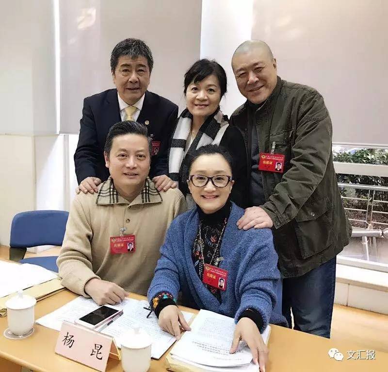 讨论间隙,政协委员,编剧王丽萍招呼起身边的杨昆,张民权,江海洋和吕凉