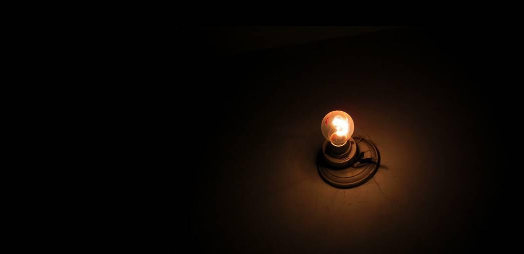 黑暗中一盏灯图片图片