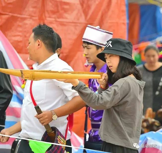 傈僳族弩弓和弩箭图片图片