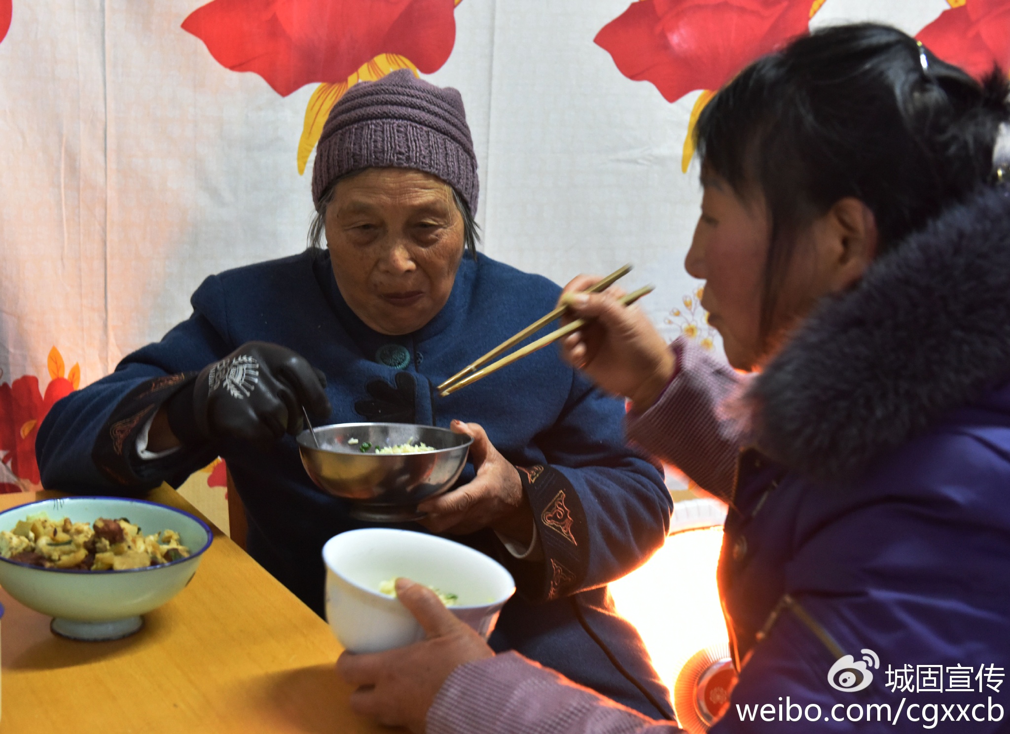 在生活中,梁亚茹对母亲无微不至