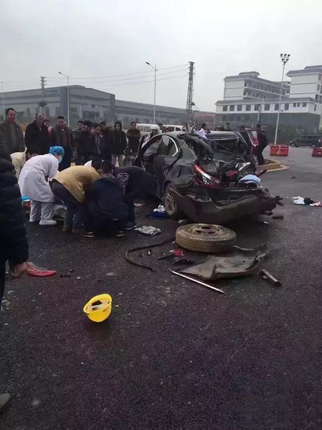 广西南宁116特大交通事故市内21辆车连环相撞!