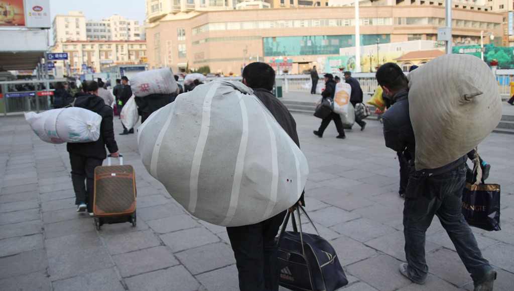 春节渐近,许多农民工携带大包小包回家过年