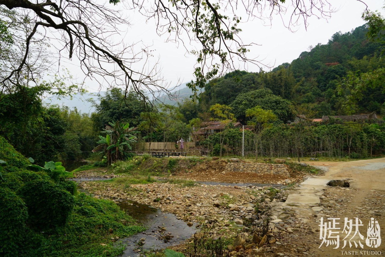 距离当地村落有一百多米,四面环山,潺溪环绕,恍若世外桃源.