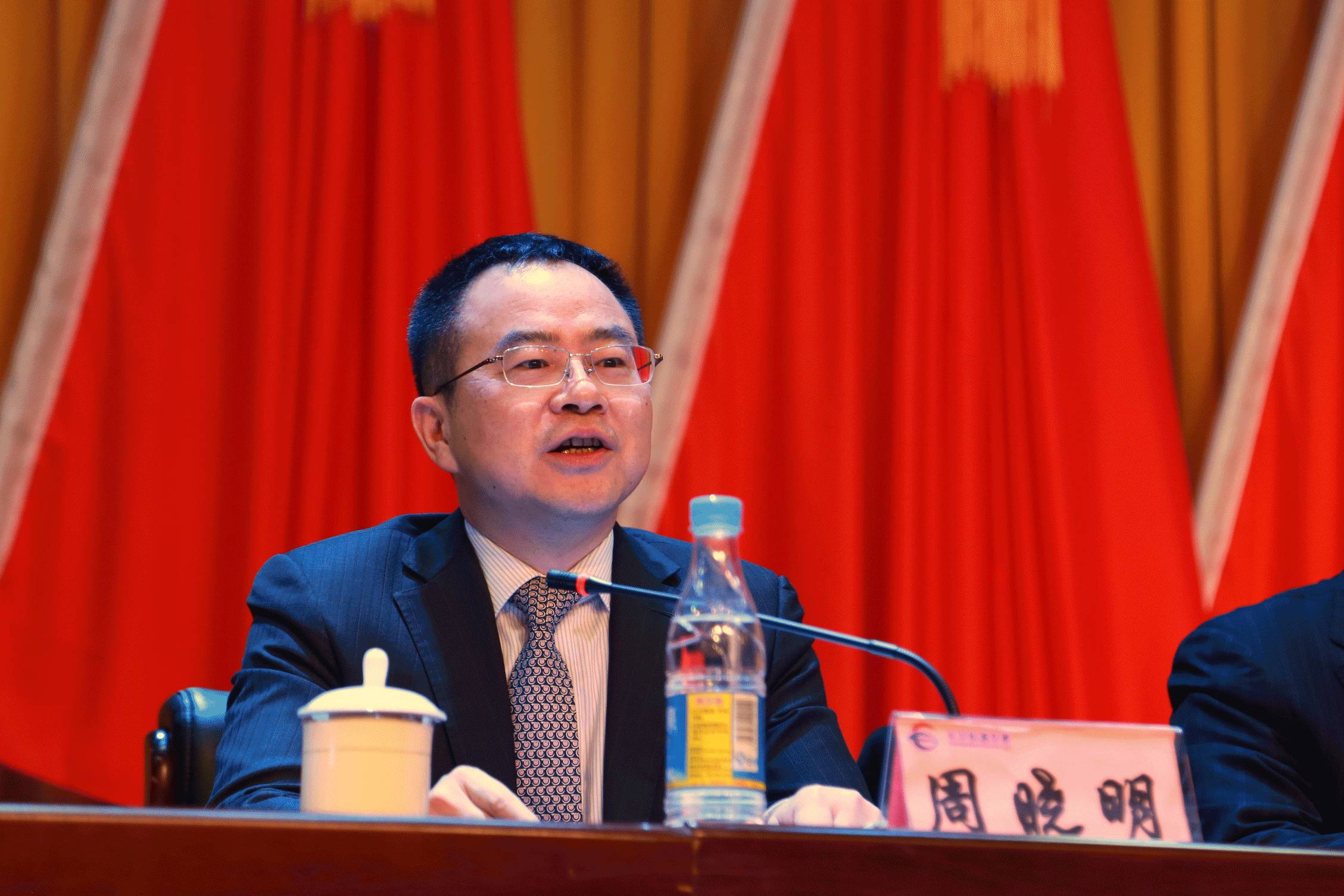 会上,党委书记,董事长彭旭峰代表公司作题为《创新改革 提质增效奋力