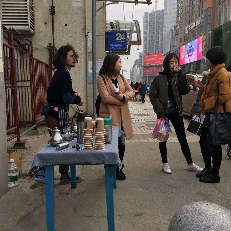 为你手冲一杯温暖的街头咖啡