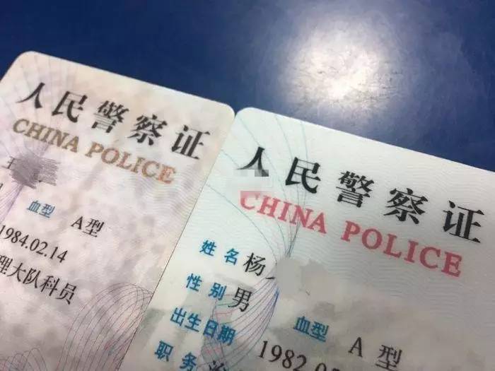 办案民警王魏杨告诉记者:乍一看,这张证件很逼真,但是里面的背景字体