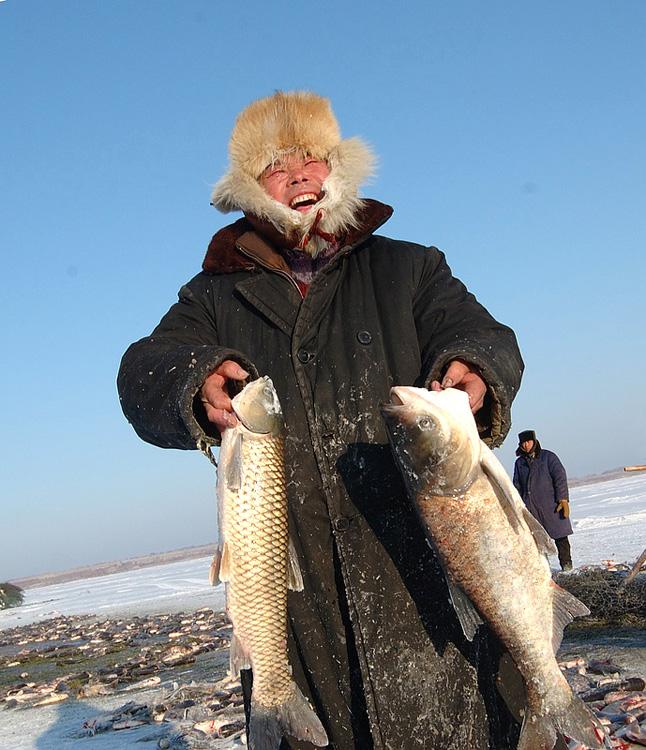 寒冬腊月要过年,冬季捕鱼现场真壮观