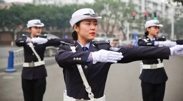 终于能看清乐山女子岗亭美女交警的真面目了