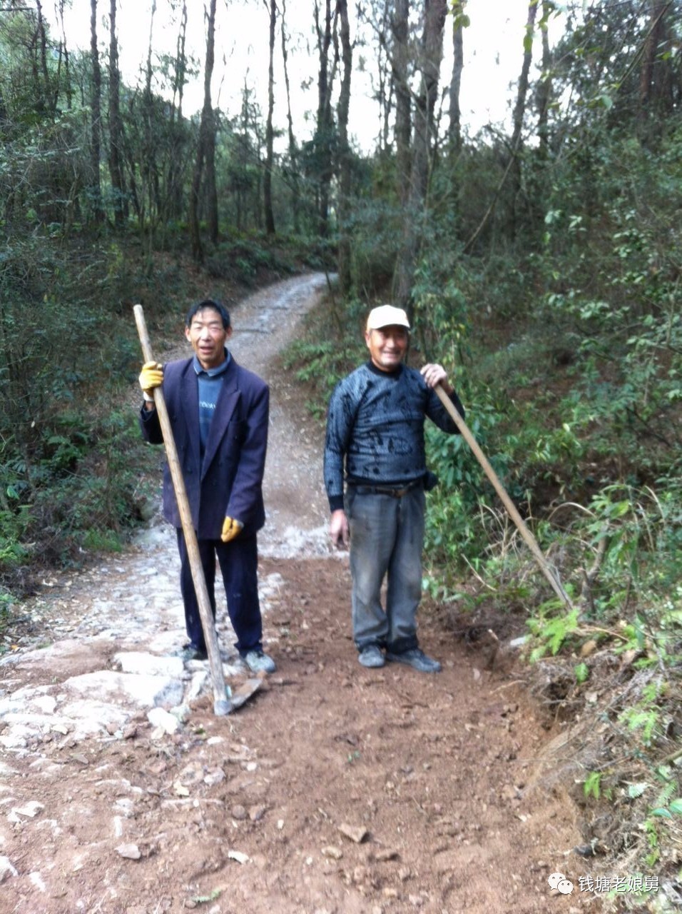 【敬佩】為了讓山路更好走,兩位六旬老人揮起鋤頭…感動!