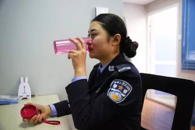 终于能看清乐山女子岗亭美女交警的真面目了