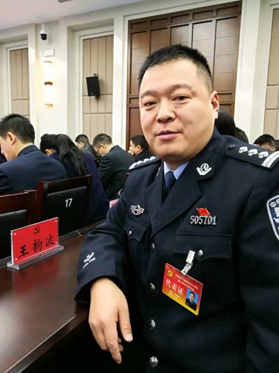 王韵波,男,47岁,汉族,中共党员,江津区人民法院法警支队队长,一级警督