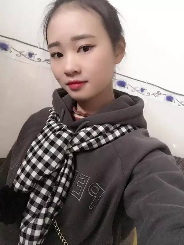 终于能看清乐山女子岗亭美女交警的真面目了