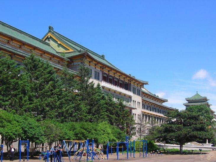 吉林大学简介吉林大学,简称吉大,坐落在吉林省省会长春市,始建于1946