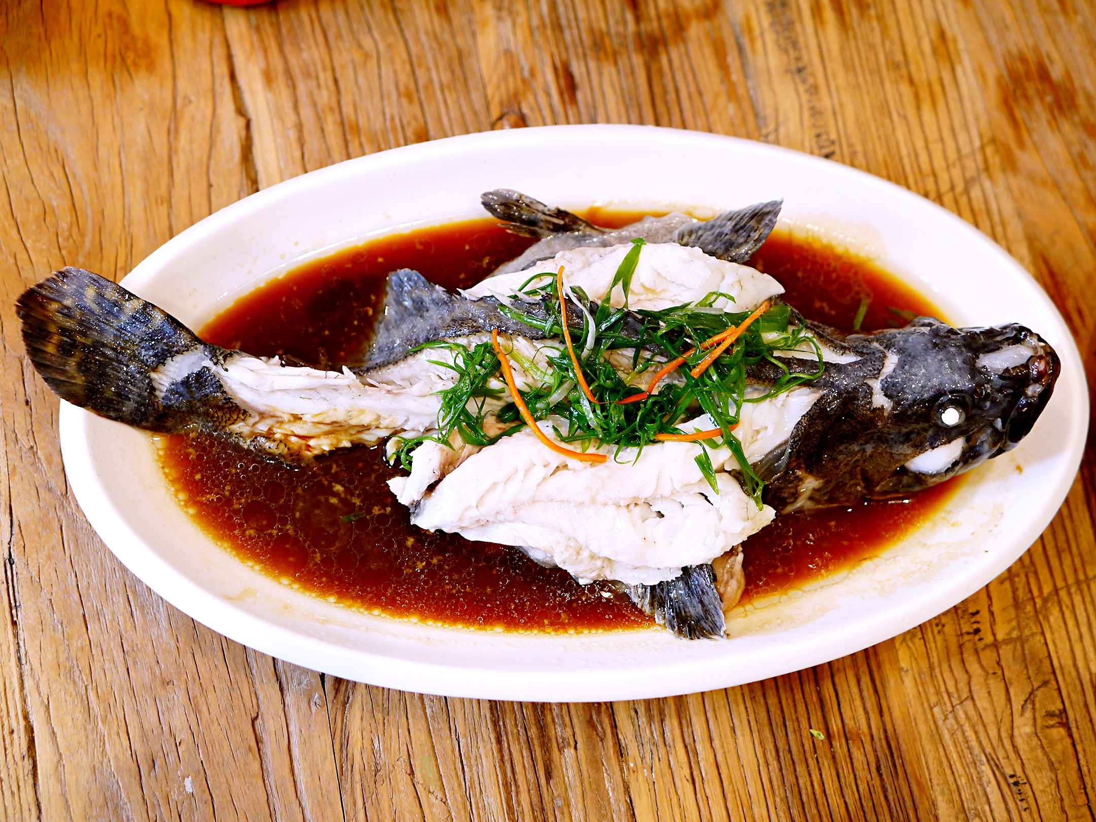 清蒸石斑鱼清蒸石斑鱼:和龙虾一样,这道菜也是采用清蒸的做法,感觉