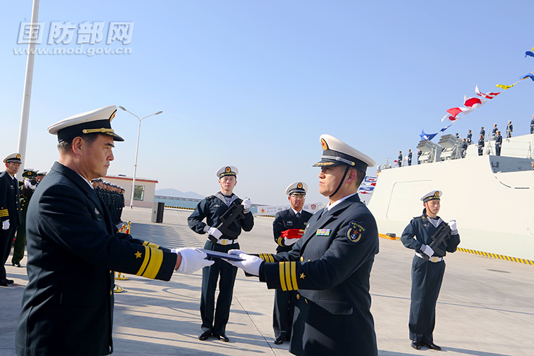 北海舰队司令员张文旦为西宁舰授旗王游 摄悬挂满旗的海军西宁舰