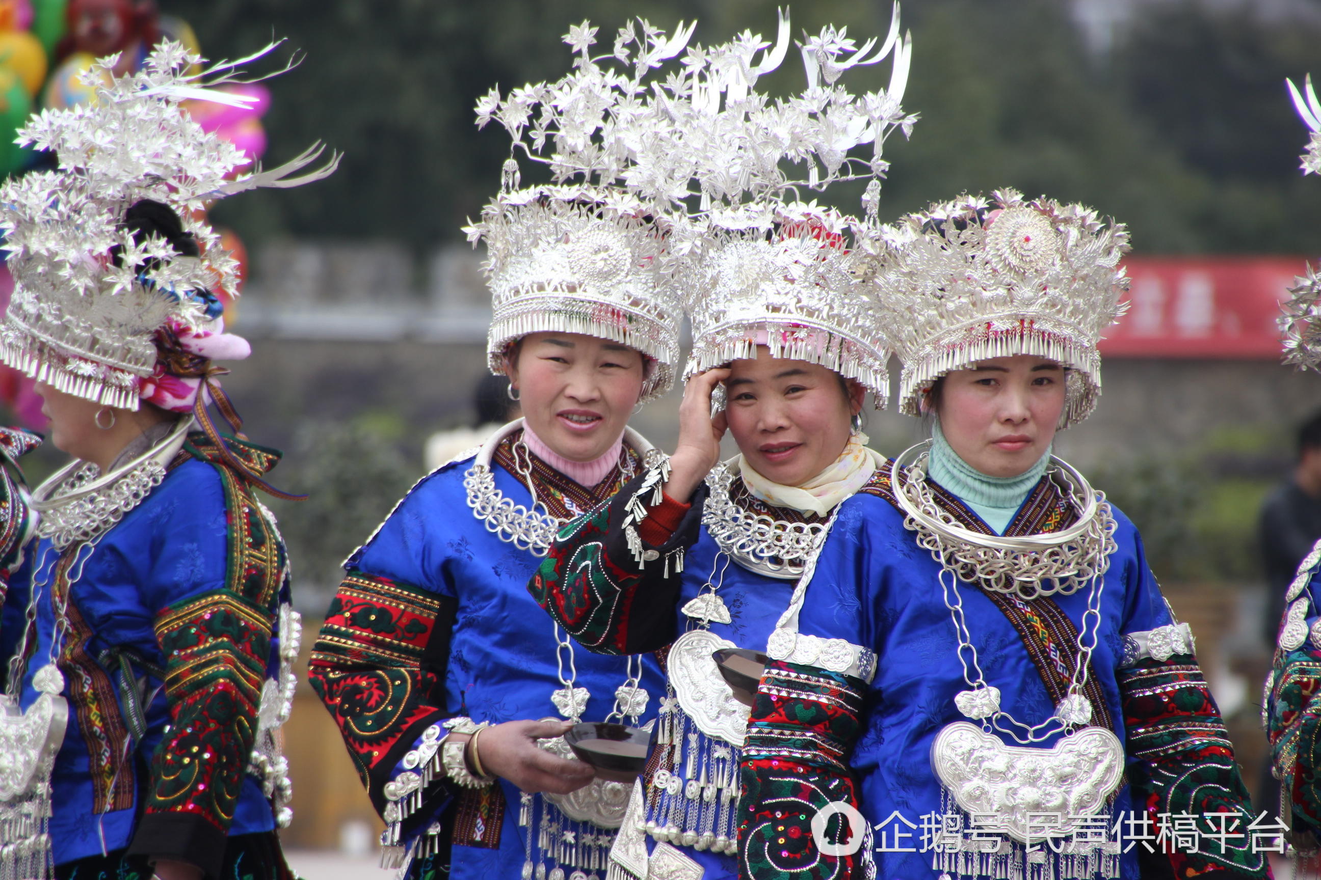 贵州台江:数百苗族少女身着盛装 载歌载舞迎新春