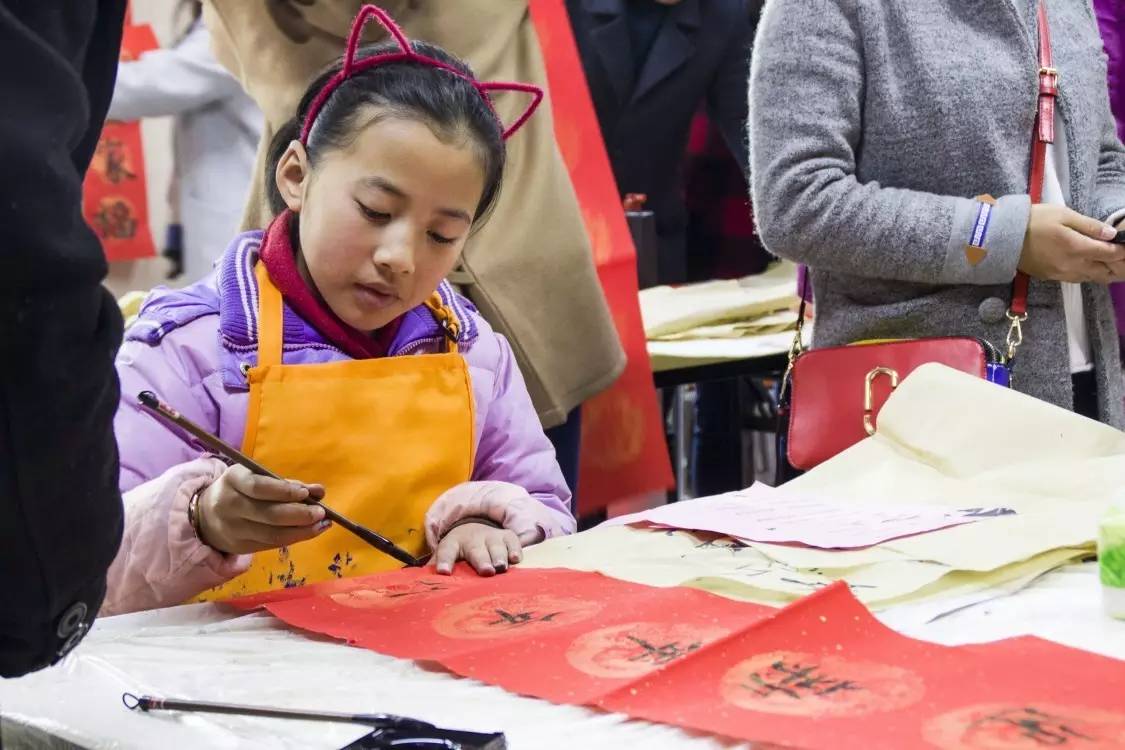 小孩拿春联图片图片